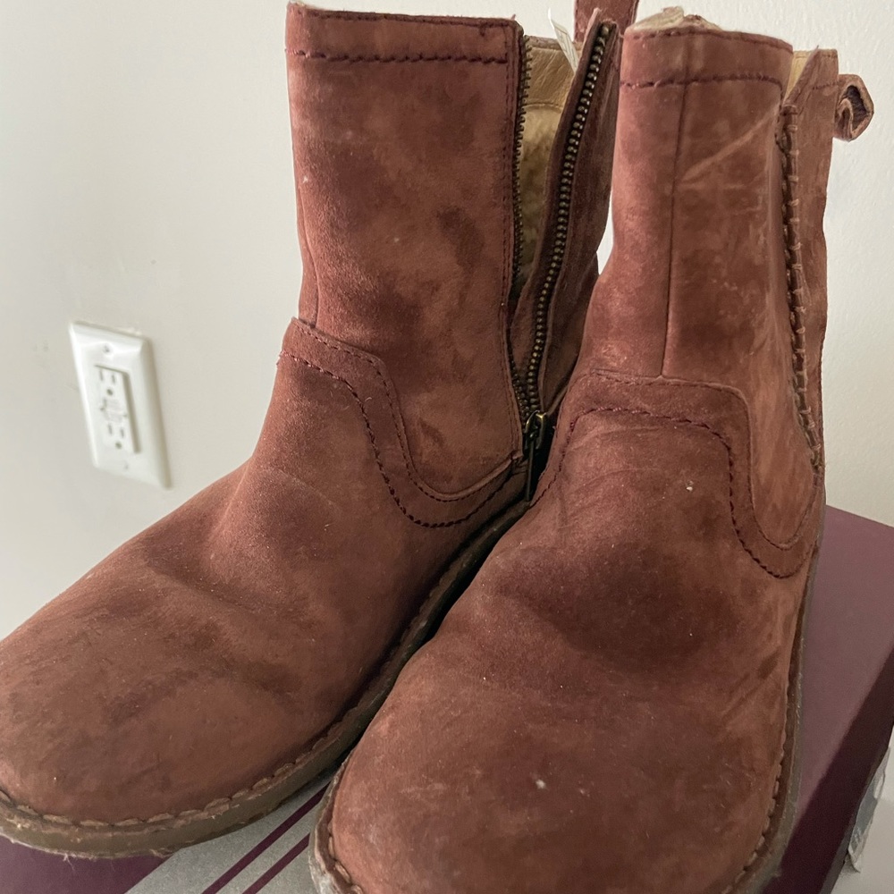 Preowned UGG Australia Women's Neevah Suede Boots